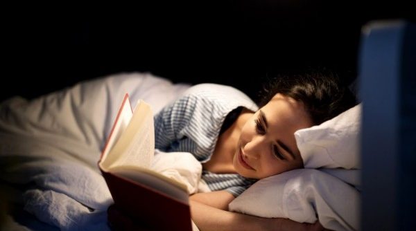 5 Manfaat Baca Buku Sebelum Tidur