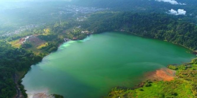 5 Danau Indah di Indonesia yang Bisa Berubah Warna