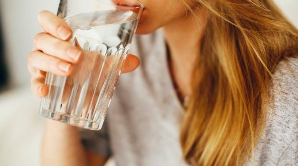 5 Tanda Mengejutkan Jika Terlalu Banyak Minum Air