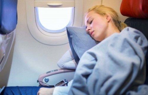 7 Cara agar Mudah Tertidur di Pesawat, Terbukti secara Ilmiah