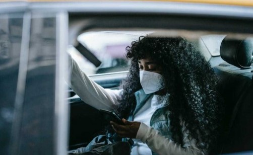 5 Pertimbangan untuk Mengenakan Masker atau Tidak Saat di dalam Mobil