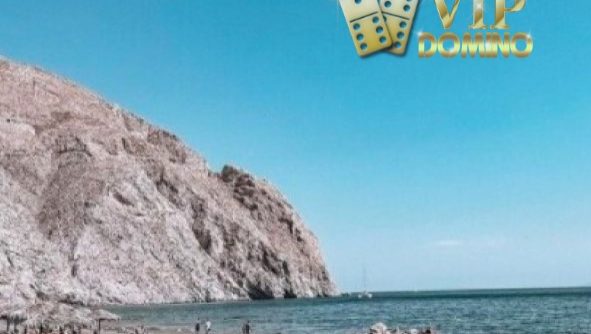 5 Pantai dengan Pemandangan Indah di Santorini, Bikin Gak Mau Pulang!